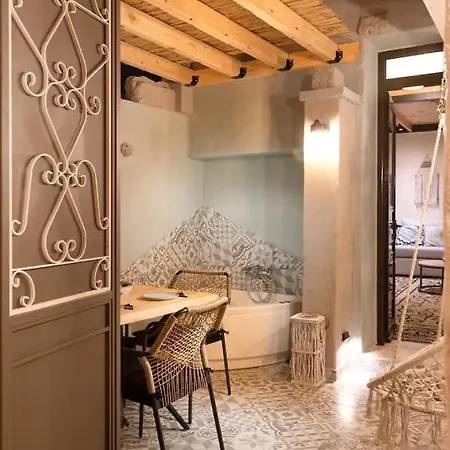 Kyrangelo Traditional House With Outdoor Jacuzzi شقة