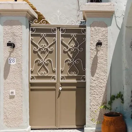 Kyrangelo Traditional House With Outdoor Jacuzzi Apartment