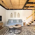 Kyrangelo Traditional House With Outdoor Jacuzzi