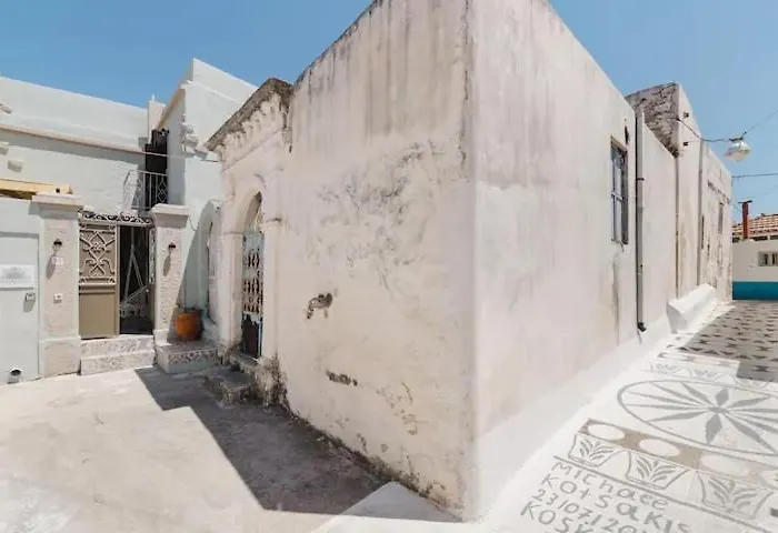 Kyrangelo Traditional House With Outdoor Jacuzzi *