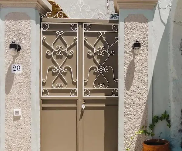 Kyrangelo Traditional House With Outdoor Jacuzzi شقة